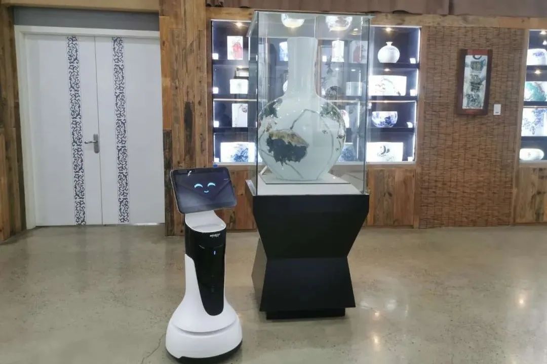 新任講解員！機(jī)器人小秦入駐上海秦古美術(shù)館