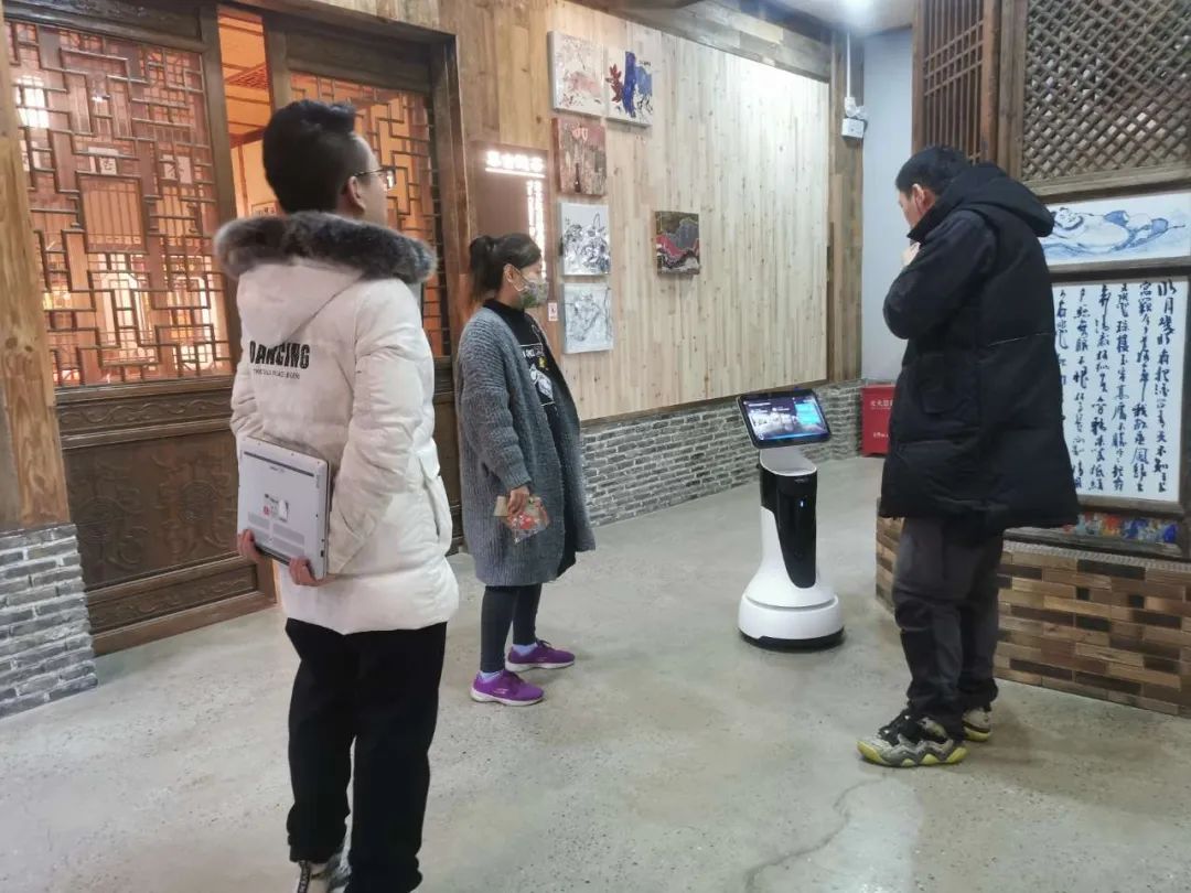 新任講解員！機(jī)器人小秦入駐上海秦古美術(shù)館