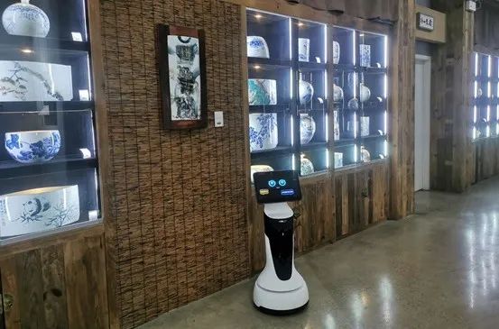 新任講解員！機(jī)器人小秦入駐上海秦古美術(shù)館