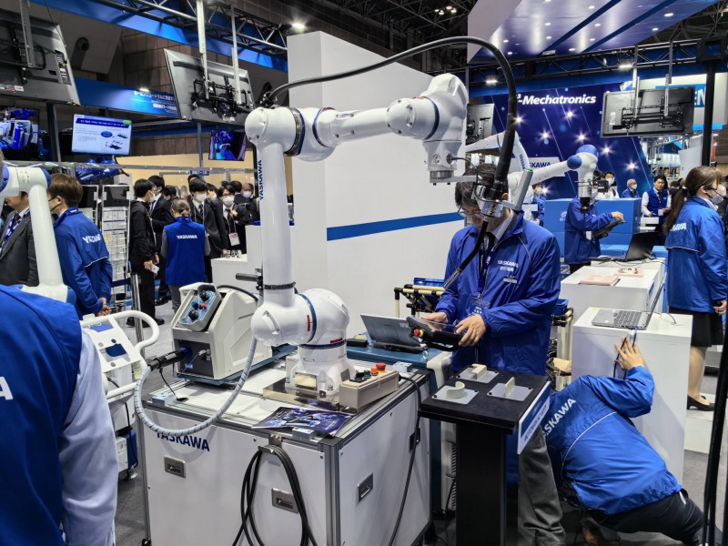 工業(yè)機(jī)器人：分類、控制與協(xié)作，焊接機(jī)器人與人工焊接的區(qū)別